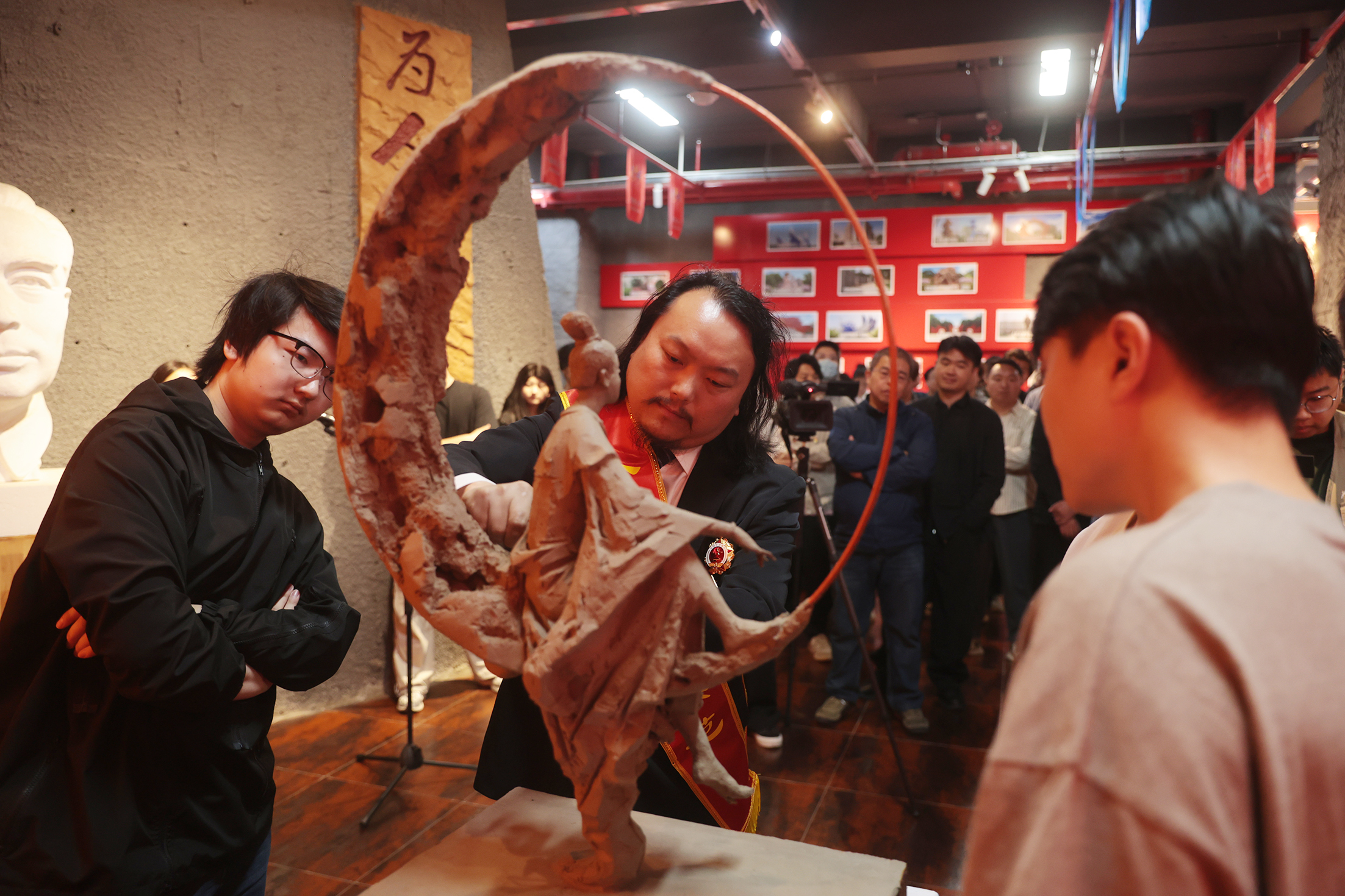 劳动节：劳模工坊里讲思政课