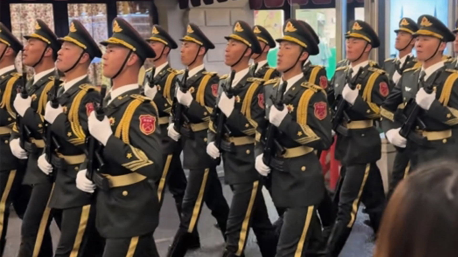 “不追网红不追星,只追中国仪仗兵”,“中国排面”亮相莫斯科,受到中国留学生和当地民众热烈欢迎_凤凰网视频_凤凰网