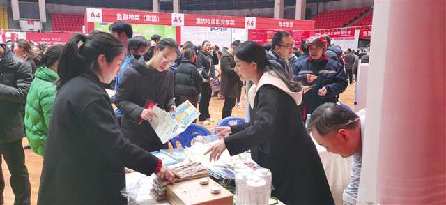 工伤预防“五进”活动走进万州区人力资源市场