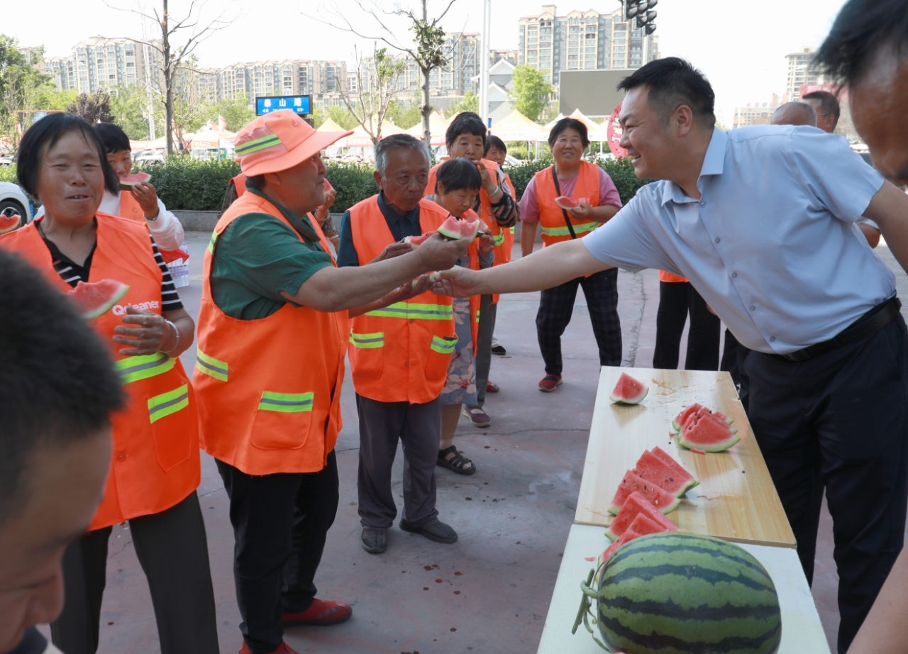 聚民养殖致敬“城市美容师” 爱心物品传递节日温情