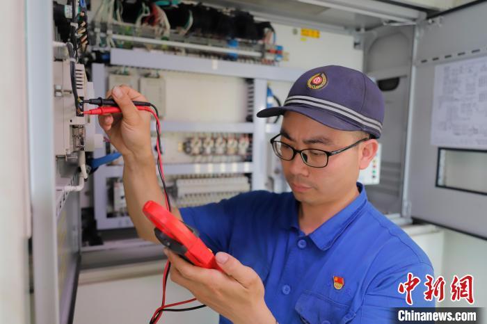 备战“五一”假期运输 南铁“客车医生”检修客运列车忙