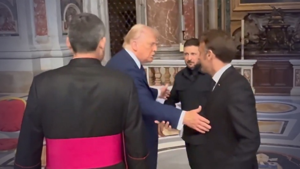 特朗普与马克龙在教皇葬礼时又一次展开“握手之战”，美媒：特朗普一次被晾在一边，另一次“时间很长且力度十足”