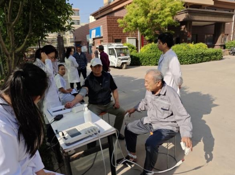 河北沧州：健康义诊进社区，暖心服务零距离