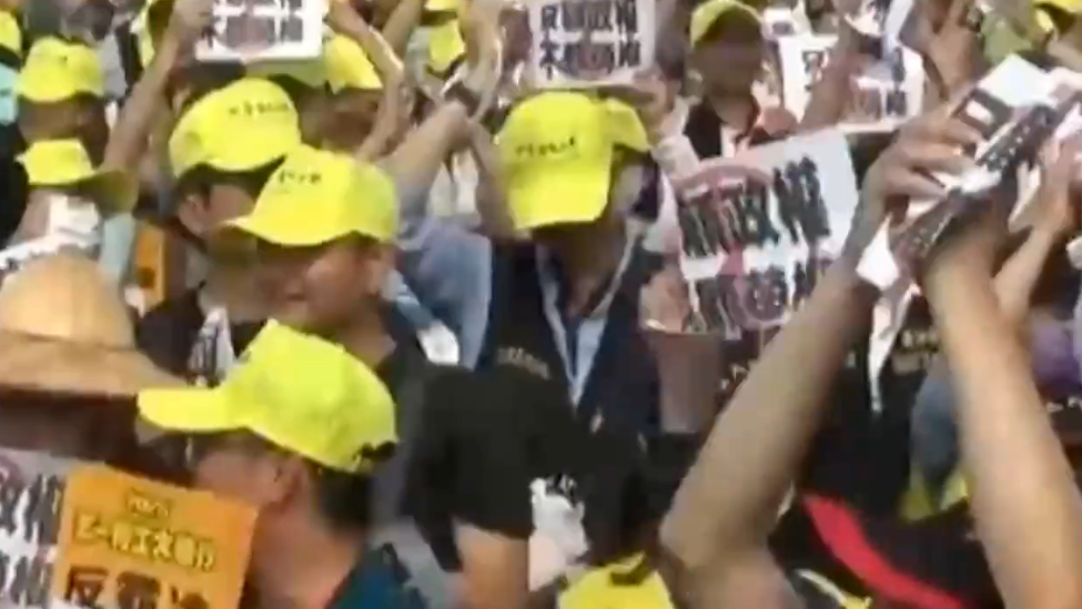 台湾劳工五一大游行，民众向赖清德办公室扔纸团