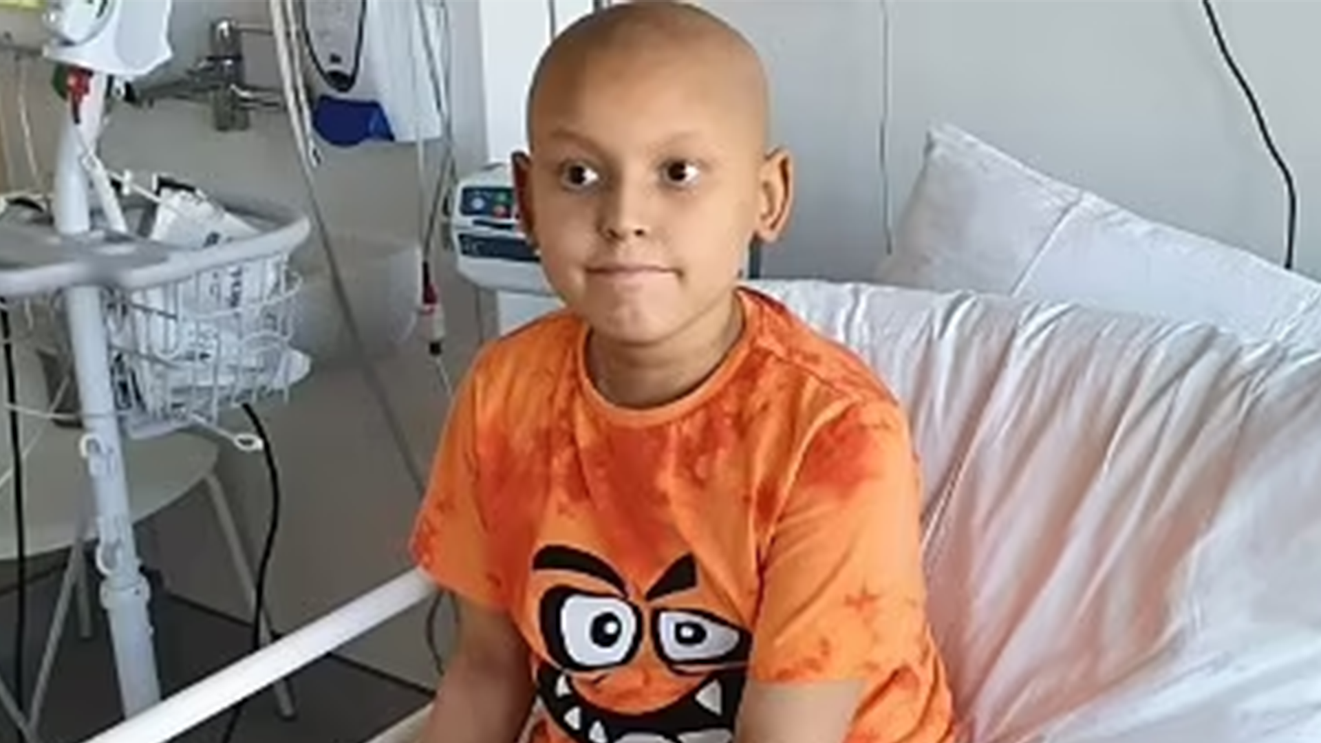 惨！英国13岁男孩先后遭遇误诊、拒诊，母亲下跪才得到检测确诊为癌，在家去世后遗体因工作人员失误未能送入殡仪馆…