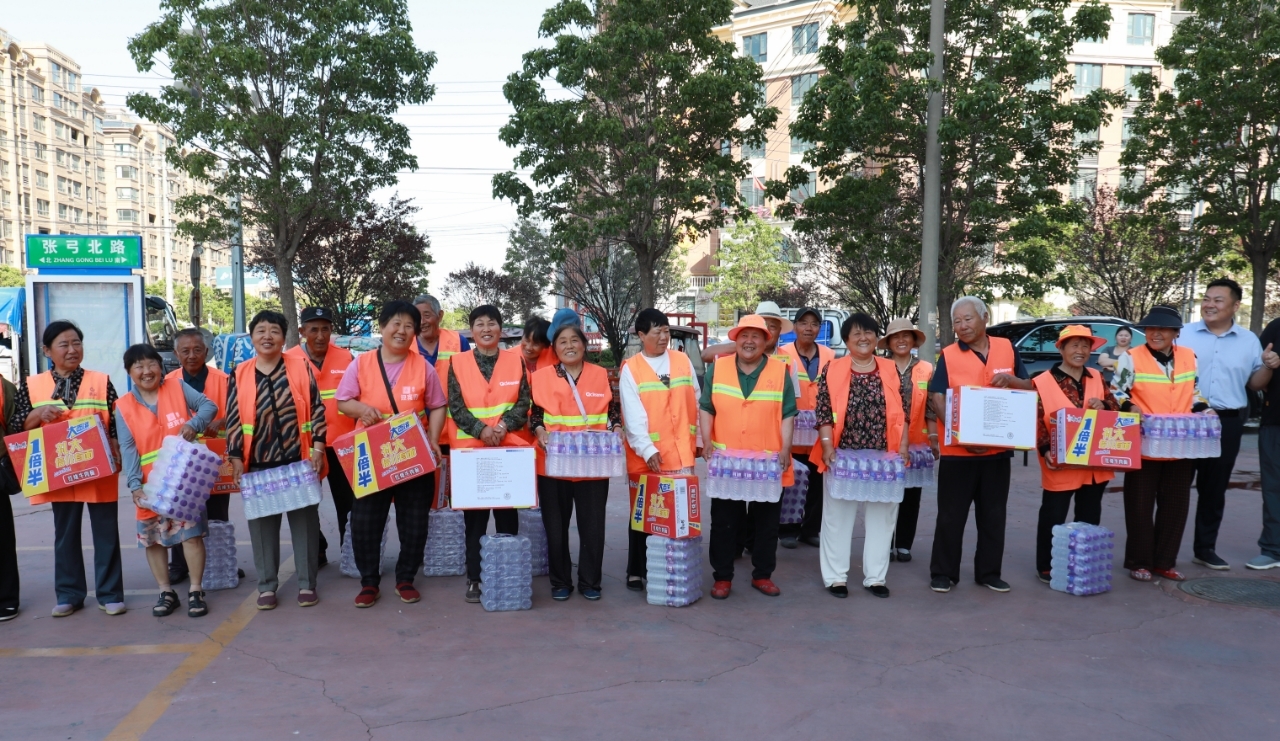 聚民养殖致敬“城市美容师” 爱心物品传递节日温情