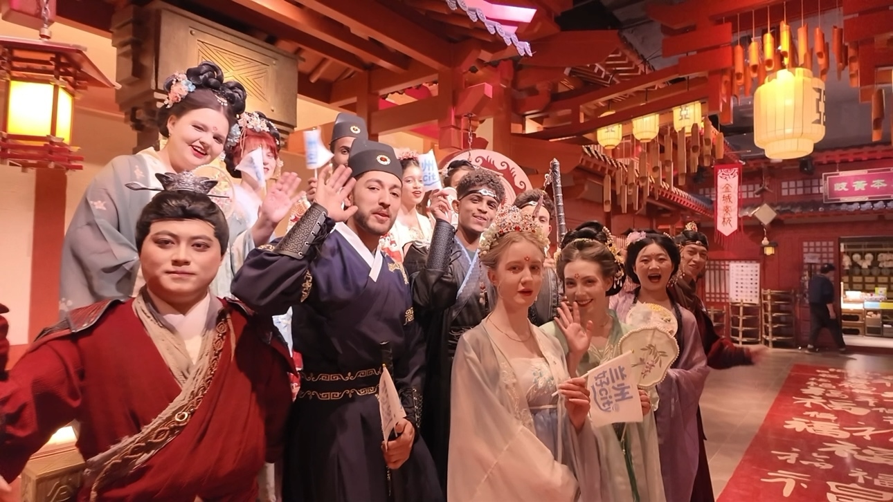 外籍留学生走进“风起大汉”沉浸式演艺街区