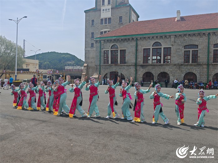 “芳华流韵1909”的沉浸式演出现场。（记者 李龙炎 摄）