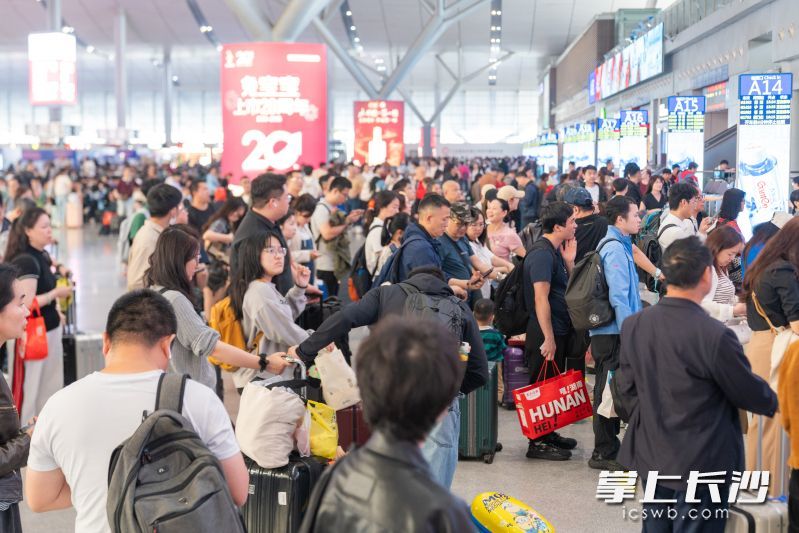 5月1日，长沙南站迎来出行高峰。均为通讯员 盛天昱 摄