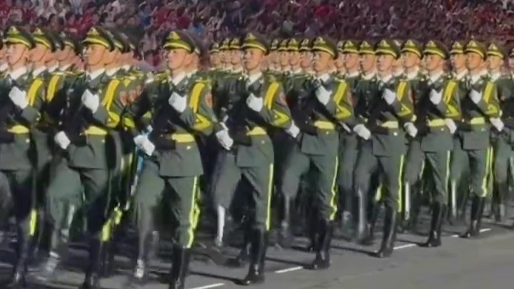 解放军在越南参加阅兵彩排，现场尖叫声四起，民众凑前合影