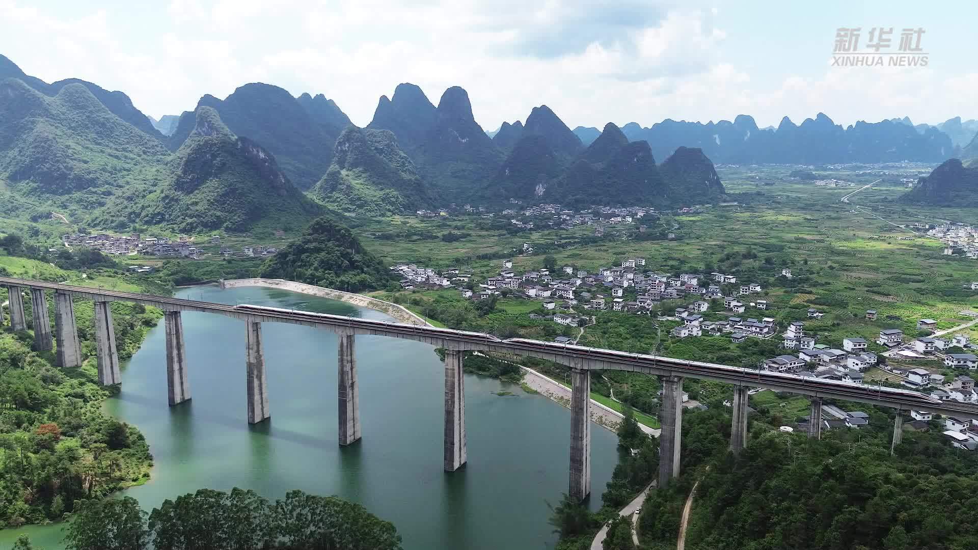 “手”护旅客平安路