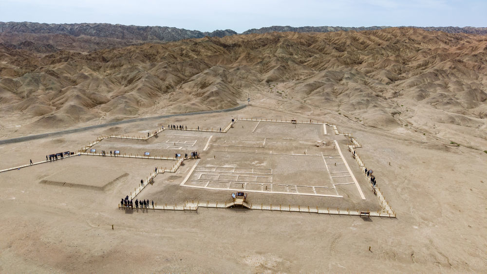 4月29日，人们在敦煌市悬泉置遗址参观（无人机照片）。新华社记者　郎兵兵　摄