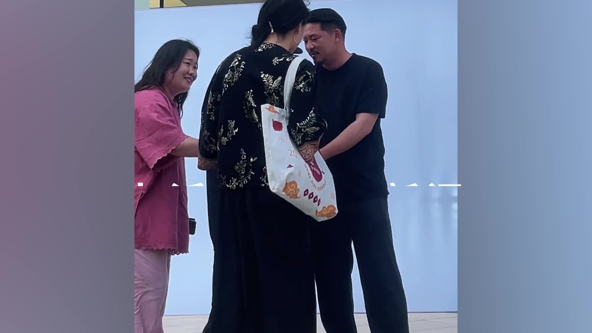 菜场里的“梵高”大爷画作登上展览，家属：大舅很激动，穿上了皮鞋赴约，说这辈子值了