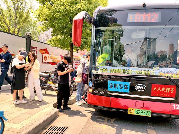 定制公交专车受到市民游客欢迎 通讯员供图