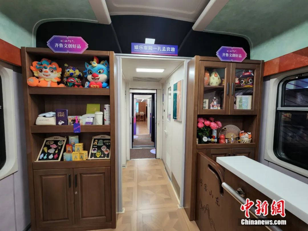 娱乐车厢展销山东文创好物。赵晓 摄