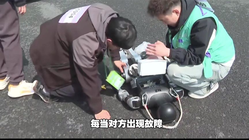 “小短腿”机器人半马“逆风翻盘”，网友：“小孩”竟然拿亚军？