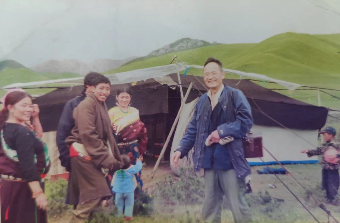 图为王万青到牧民家中健康巡诊（资料图） 受访者供图