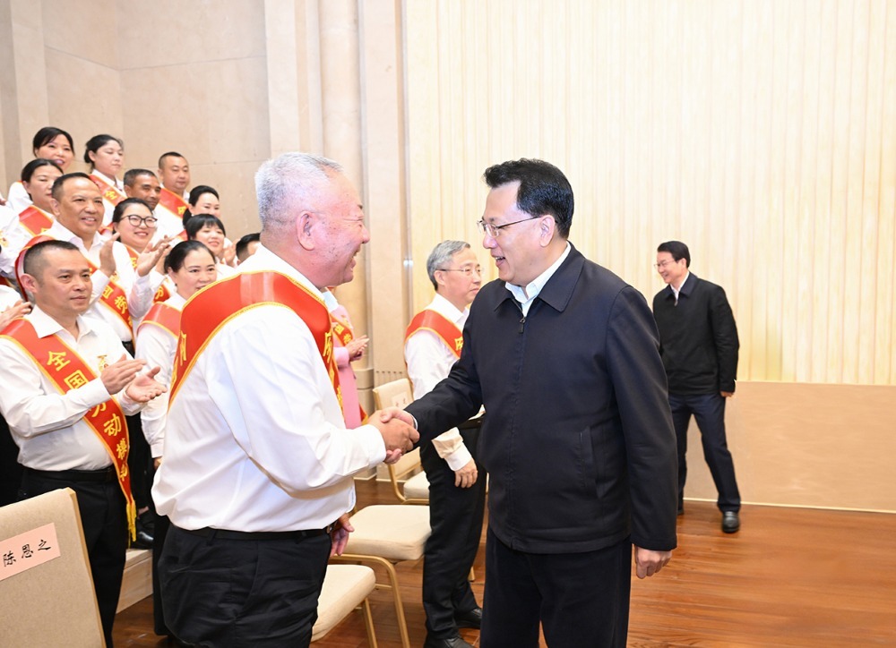 ▲市委书记袁家军同大家握手交谈。记者 苏思 摄