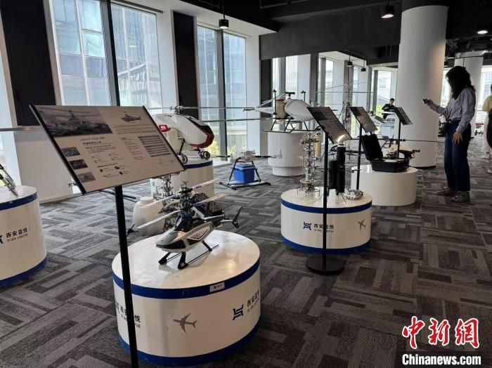 2025年4月，陕西西咸新区一科技公司的无人机产品展示。　杨英琦 摄