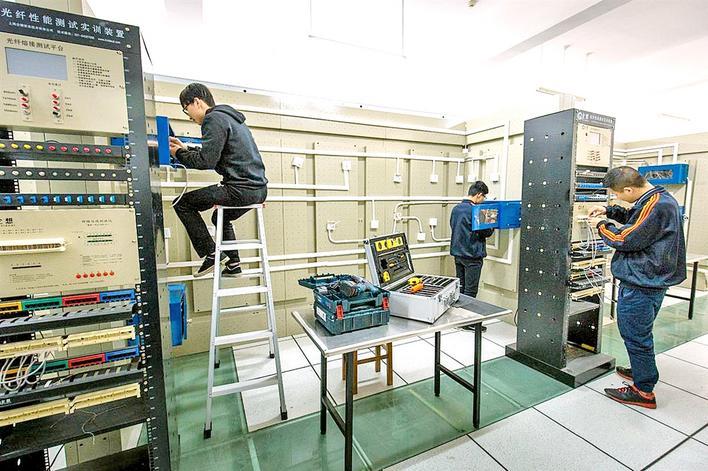 武汉市第一职业教育中心学生正进行网络综合布线实训