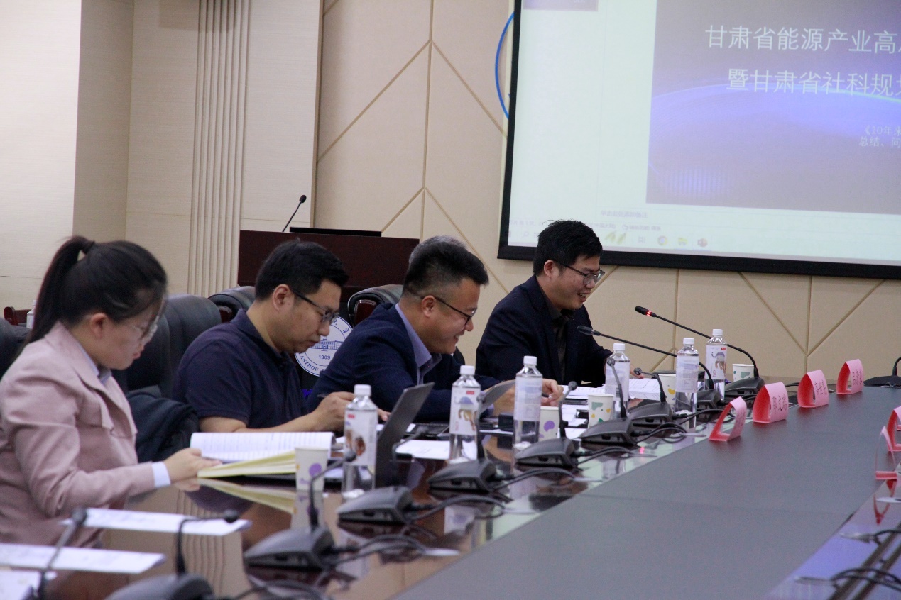 与会专家学者讨论