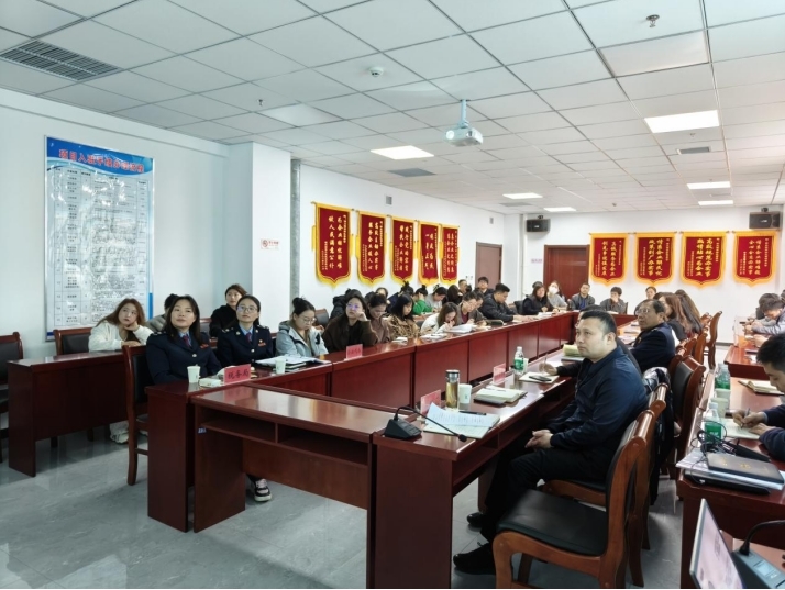 国家税务总局沧州市税务局南大港产业园区税务分局与河北凯意新材料科技有限公司联合开展研发费用加计扣除优惠政策解析座谈会。