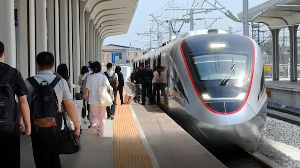 郑州城际列车现触屏车窗，还能看视频