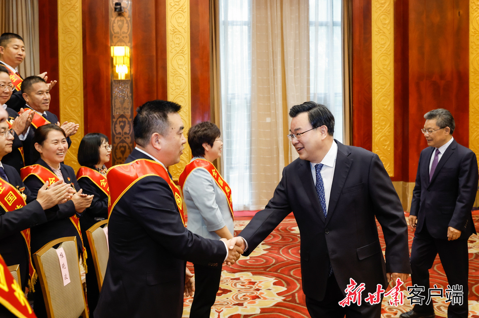4月29日，省委书记、省人大常委会主任胡昌升，省委副书记、省长任振鹤在兰州会见了受表彰的我省全国劳动模范和先进工作者。新甘肃·甘肃日报记者　孟捷