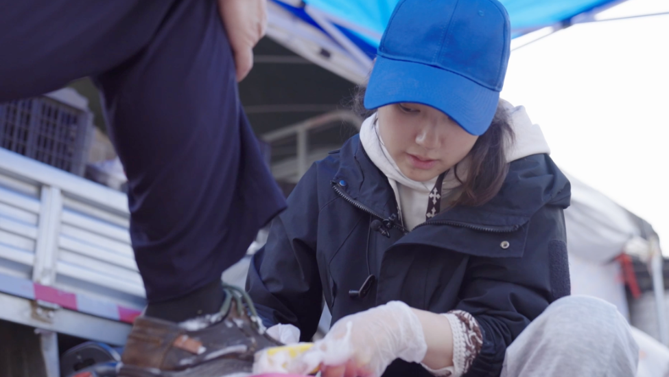 男孩1岁患脑瘤，开颅后失明，为治病，妈妈来北京摆摊擦鞋