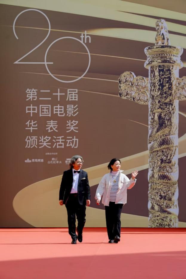 导演宁敬武 (左）与总制片人沈爱华走红毯