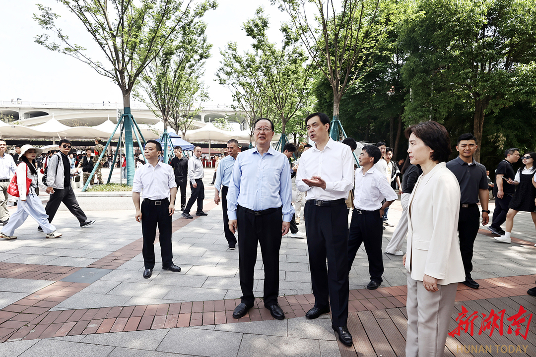 (毛伟明在橘子洲景区了解游客换乘等情况。)