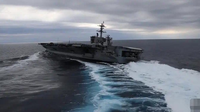 美军红海行动再出丑，航母躲避胡塞导弹“突脸”，把战机甩进大海