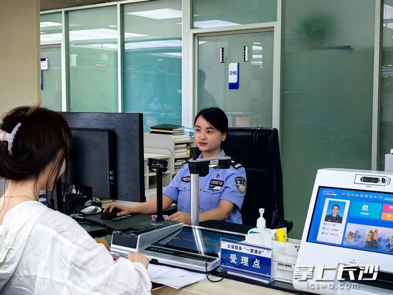 “一窗通办”窗口。受访者供图