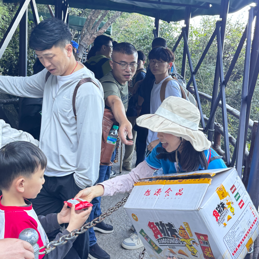 “零食充电”暖心派送