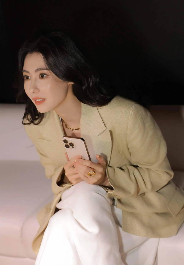 张柏芝尽显成熟韵味。