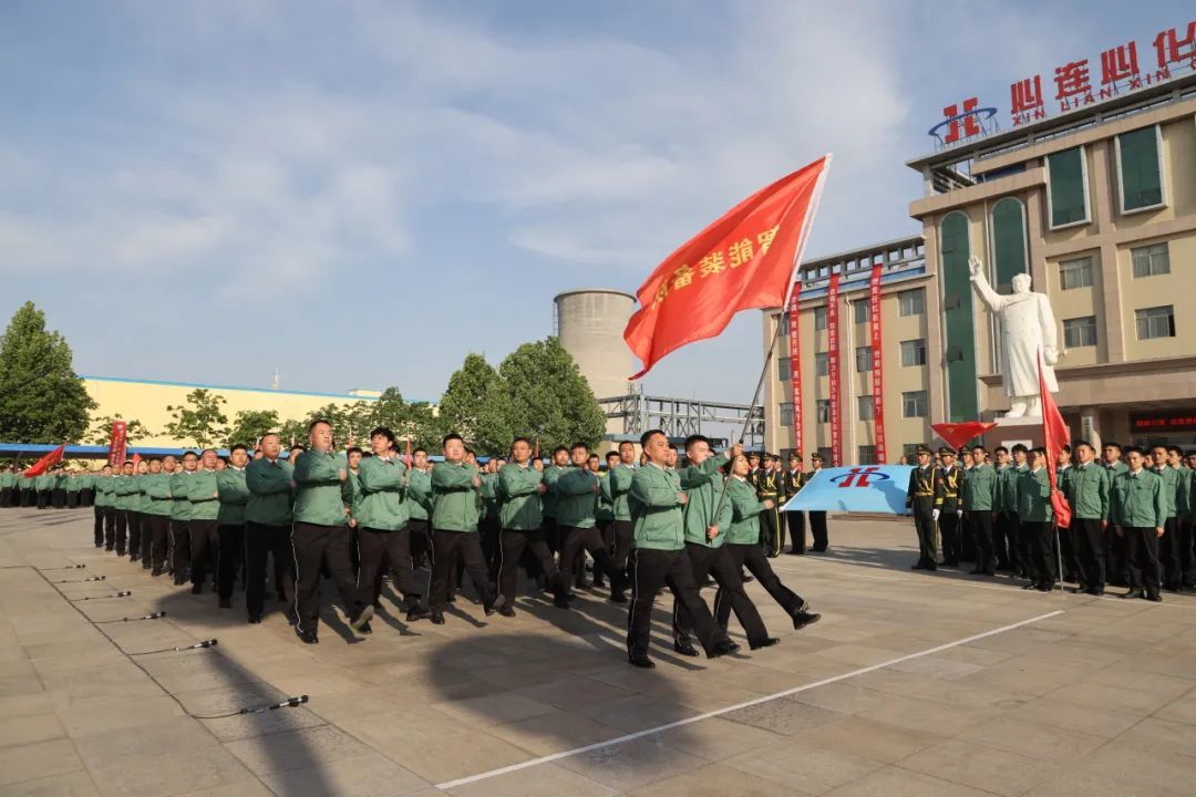 图为合成氨事业部生产强兵队、肥料事业部队、深冷能源队、神州精工队及智能装备队