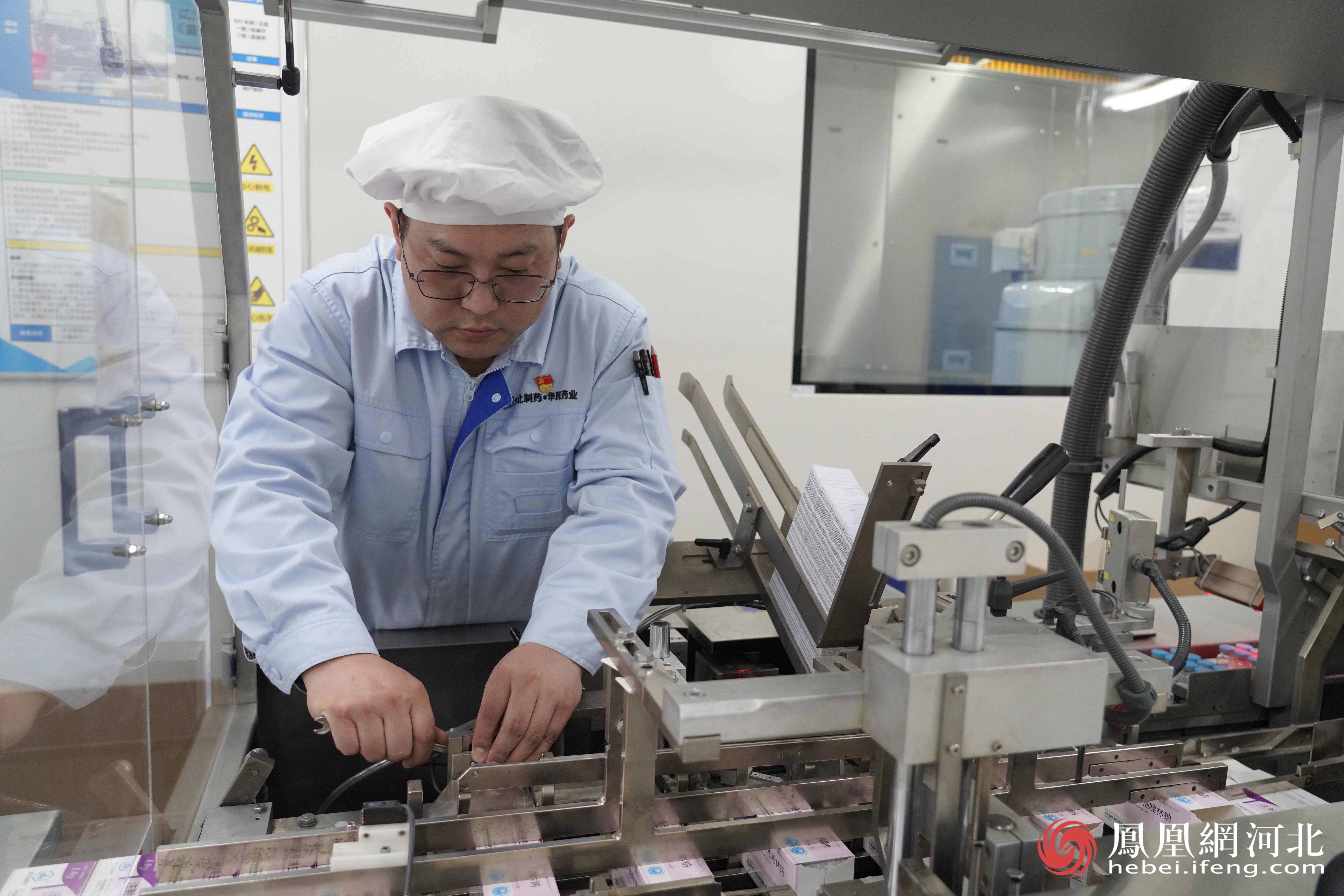 许志峰正在进行日常检修。摄/蔡柠