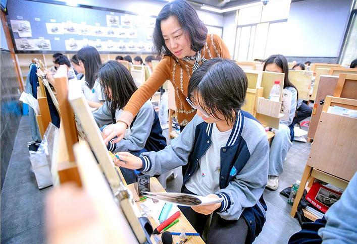 武汉市石牌岭高级职业中学美术专业课堂