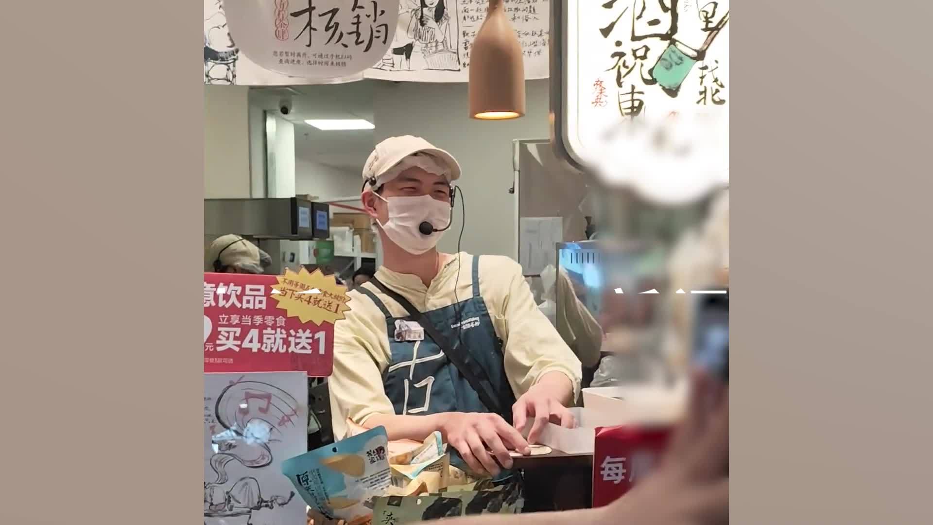 长沙茶颜悦色一店员神似李现走红，店员：最近来看他的人不算很多