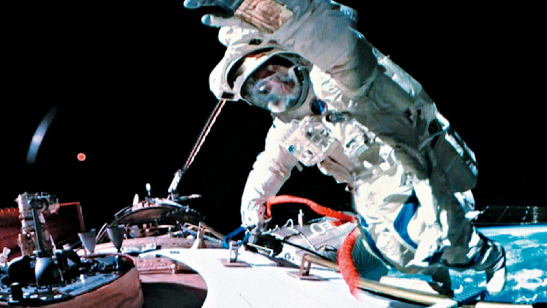 神舟十九号航天员乘组创单次出舱时长世界纪录