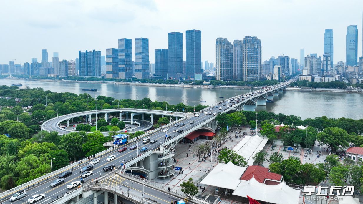 橘子洲大桥“梳妆打扮”迎接市民和游客。