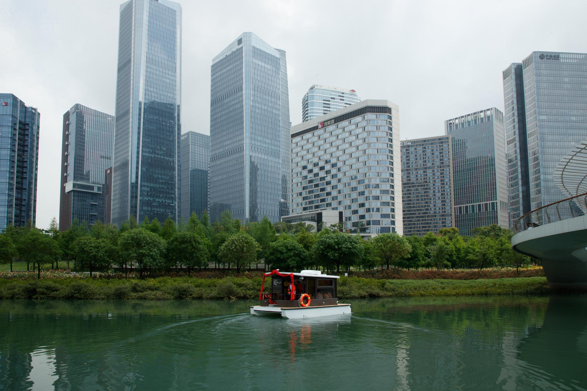 前海首艘AI无人船“海擎一号”成功启动运营测试