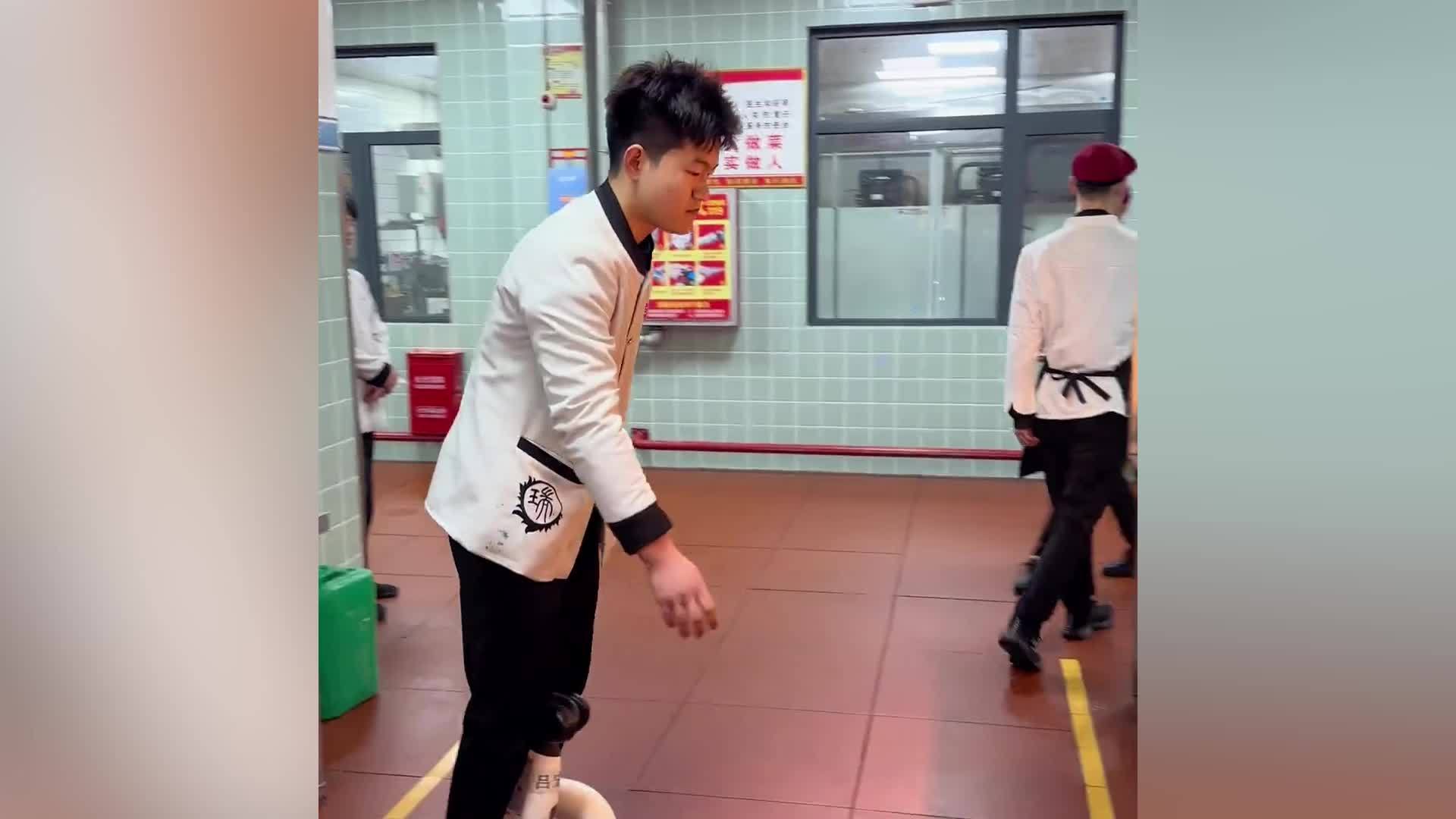 饭店回应服务员脚踩平衡车上菜：门店太大，为保证菜的温度，掌握此技能的店员工资更高