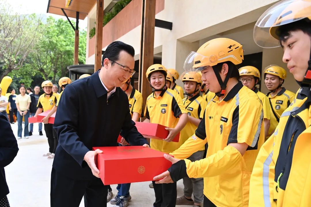 在重庆(沙坪坝)新就业群体党群服务中心,区委书记祁美文为外卖骑手送去节日慰问。孙凯芳/摄