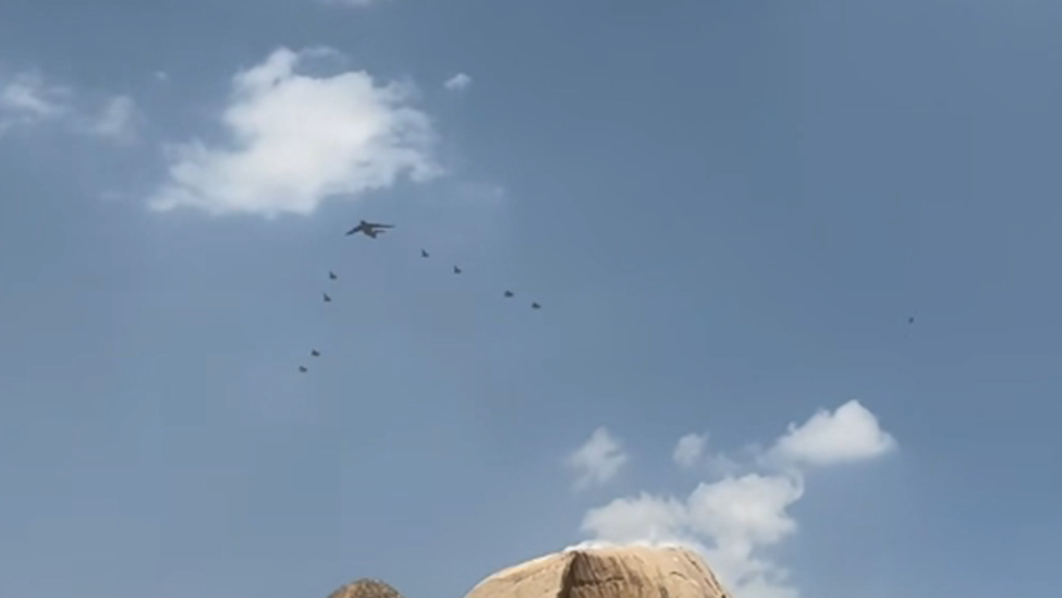 网友埃及偶遇运20编队掠过金字塔上空，各国游客纷纷拍照