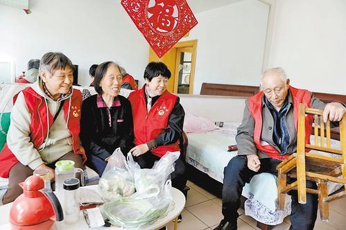 4月24日，唐山市路南区赵开楼社区“老帮老”志愿服务队队员看望社区老人张桂芳（左二）。 本报记者 师 源摄