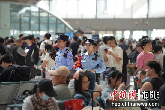 图为石家庄站派出所民警在候车室维护秩序。 左文宇 摄