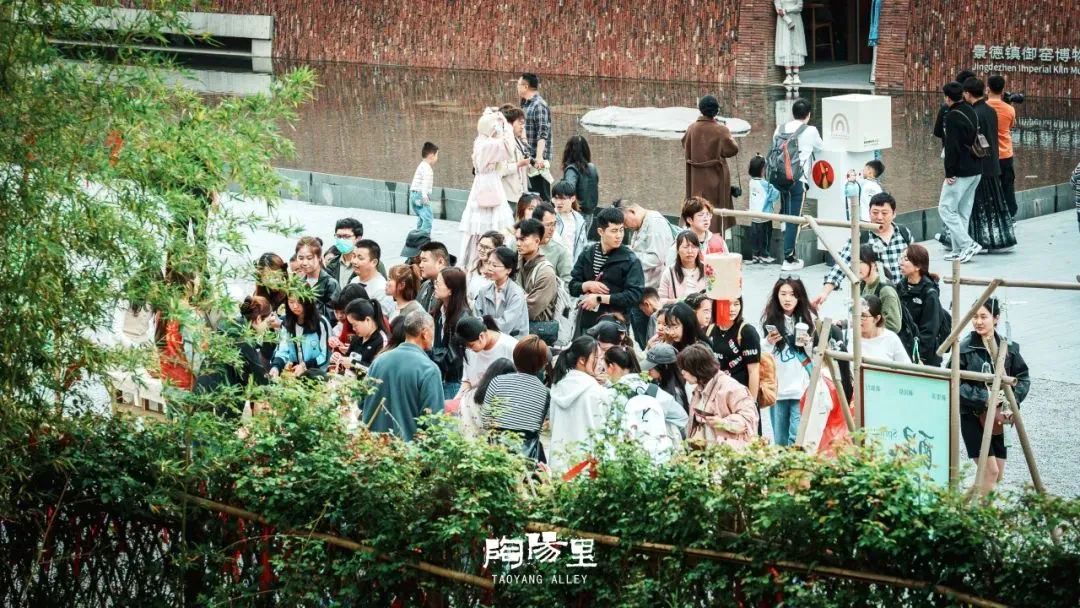 陶阳里休闲的游客（景德镇市文旅局 供图）