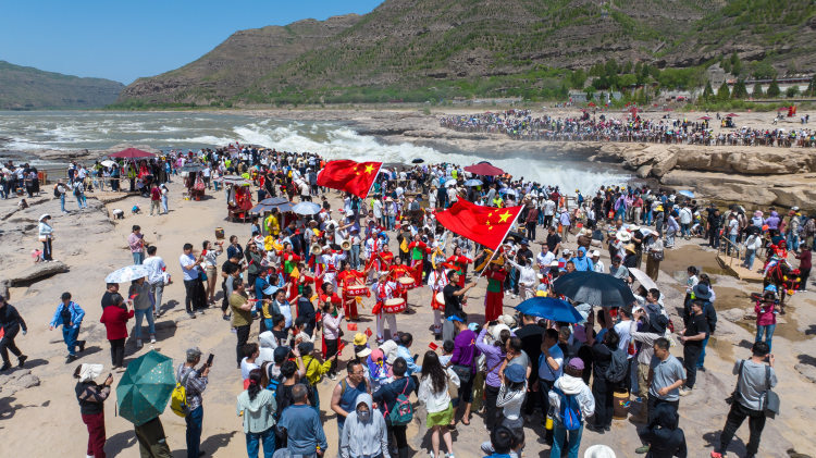 5月1日，游客在黄河壶口瀑布。图片来源/受访者