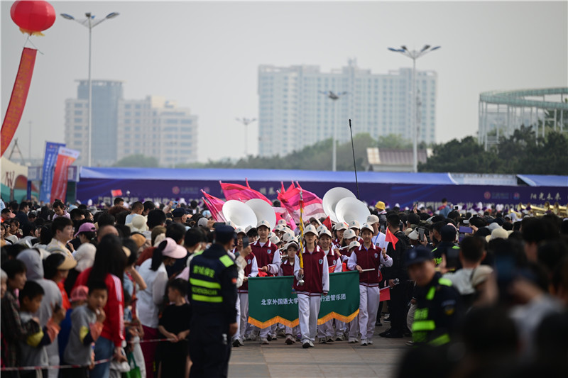 “日照东方”管乐嘉年华海边行进吹奏街游表演点燃假日激情